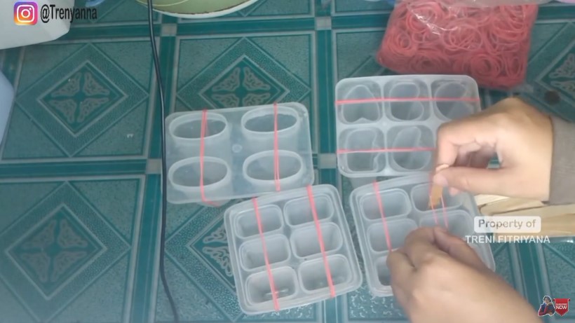 Trik pasang stik es krim agar posisinya tepat di tengah dan tidak mengambang