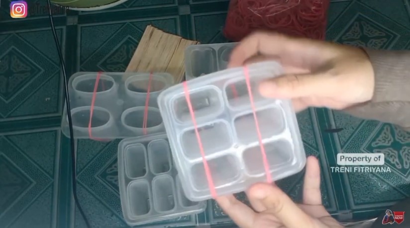 Trik pasang stik es krim agar posisinya tepat di tengah dan tidak mengambang