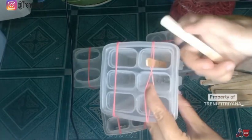 Trik pasang stik es krim agar posisinya tepat di tengah dan tidak mengambang