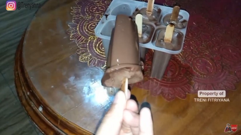 Trik pasang stik es krim agar posisinya tepat di tengah dan tidak mengambang