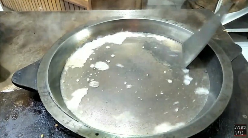 Tanpa harus diamplas, ini trik hilangkan kerak pada loyang martabak