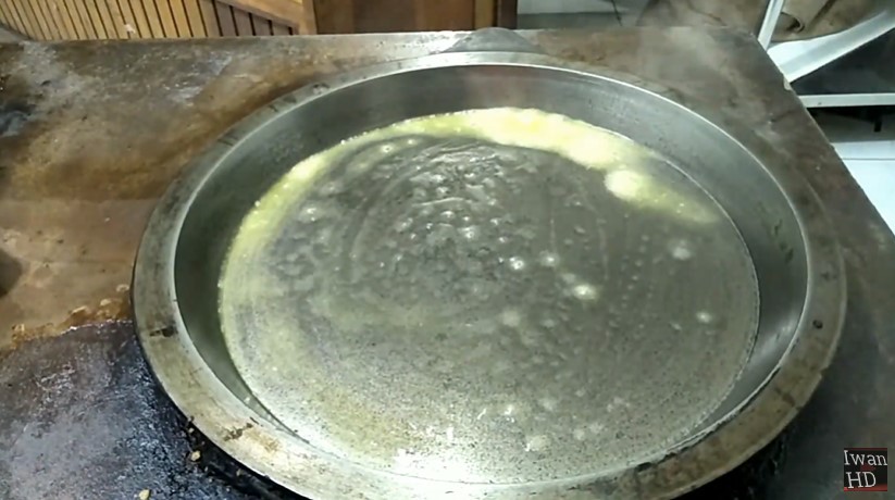 Tanpa harus diamplas, ini trik hilangkan kerak pada loyang martabak