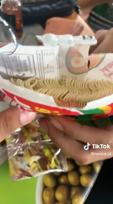 Tanpa panci dan kompor, cara pria masak mi instan ini bikin nggak habis pikir