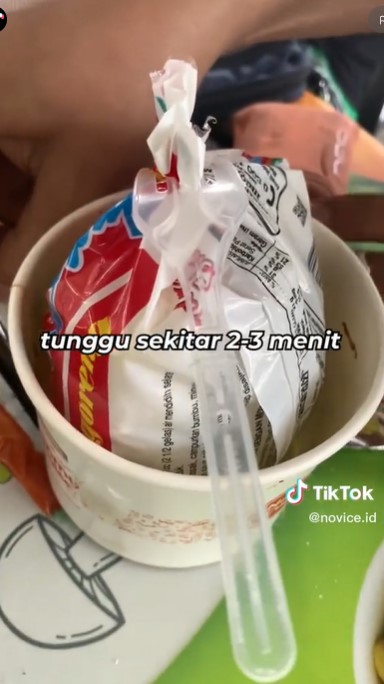 Tanpa panci dan kompor, cara pria masak mi instan ini bikin nggak habis pikir
