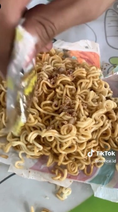 Tanpa panci dan kompor, cara pria masak mi instan ini bikin nggak habis pikir