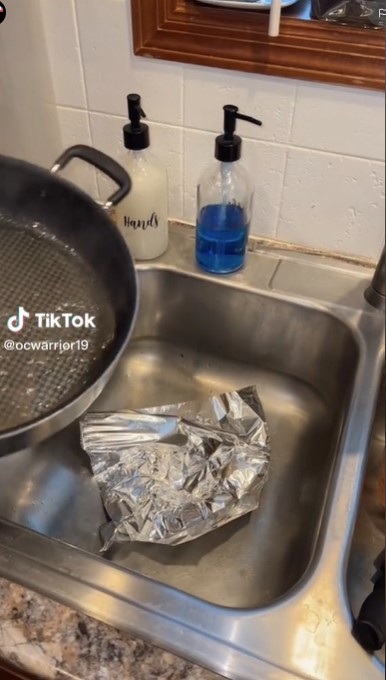 Bukan ke wastafel, begini trik aman membuang minyak goreng bekas