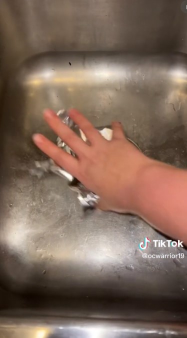 Bukan ke wastafel, begini trik aman membuang minyak goreng bekas