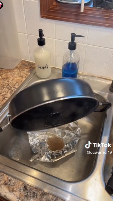 Bukan ke wastafel, begini trik aman membuang minyak goreng bekas