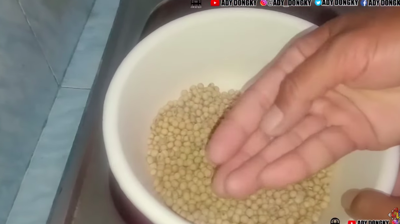 Trik menggoreng kacang kedelai untuk topping bubur, hasilnya renyah dan tidak keras