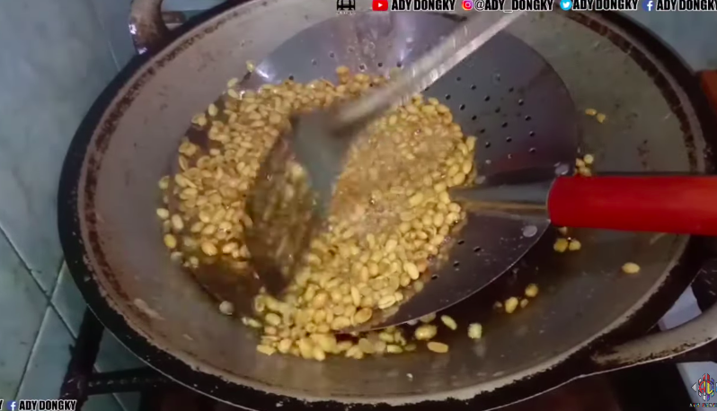 Trik menggoreng kacang kedelai untuk topping bubur, hasilnya renyah dan tidak keras