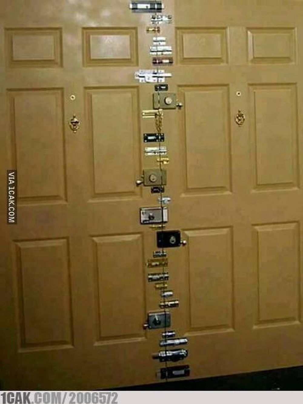 benda dipasang di rumah tapi berlebihan banget © berbagai sumber