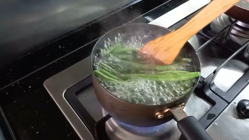 Trik merebus buncis agar warnanya tetap hijau cerah dan teksturnya renyah