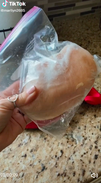 Tanpa direndam air, ini cara mudah cairkan daging ayam yang beku