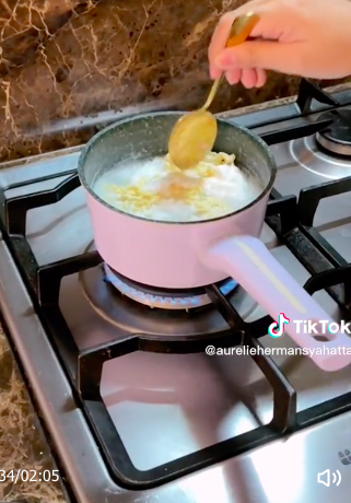 Beda dari biasanya, kreasi Indomie rebus ala Aurel Hermansyah ini rasanya mirip ramen Jepang
