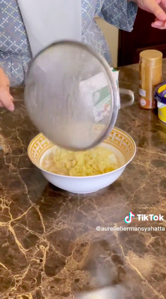 Beda dari biasanya, kreasi Indomie rebus ala Aurel Hermansyah ini rasanya mirip ramen Jepang