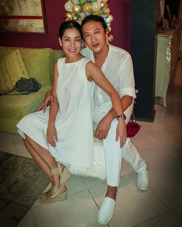 Lulu Tobing natal bareng sahabat © Instagram