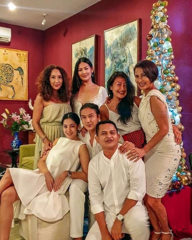 Lulu Tobing natal bareng sahabat © Instagram