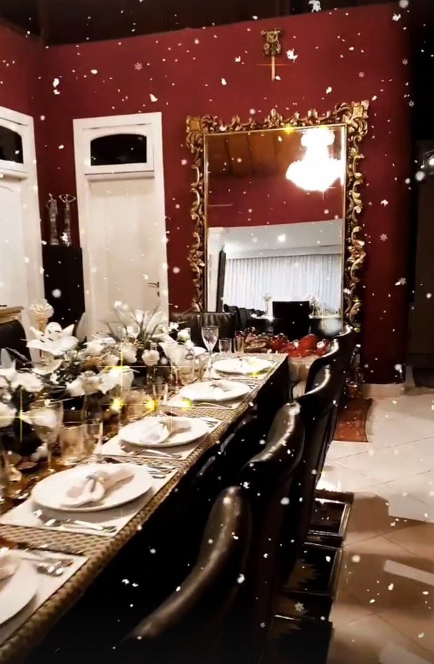 Lulu Tobing natal bareng sahabat © Instagram