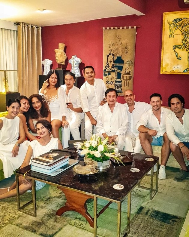 Lulu Tobing natal bareng sahabat © Instagram