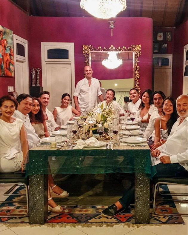 Lulu Tobing natal bareng sahabat © Instagram