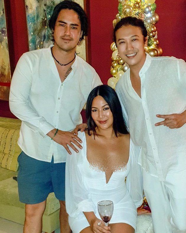 Lulu Tobing natal bareng sahabat © Instagram