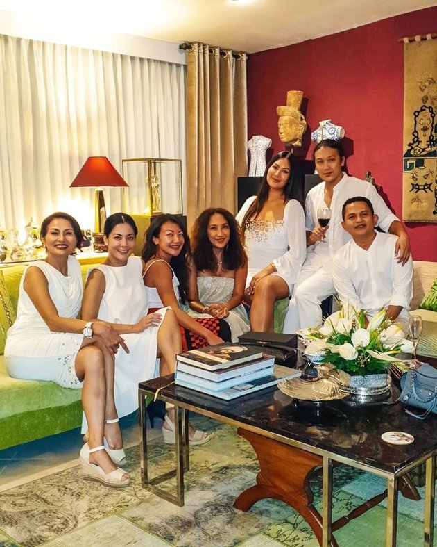 Lulu Tobing natal bareng sahabat © Instagram