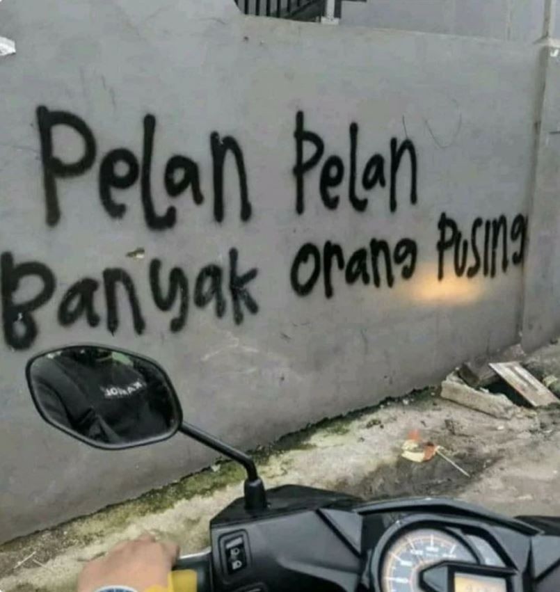 Peringatan harap pelan-pelan absurd © berbagai sumber