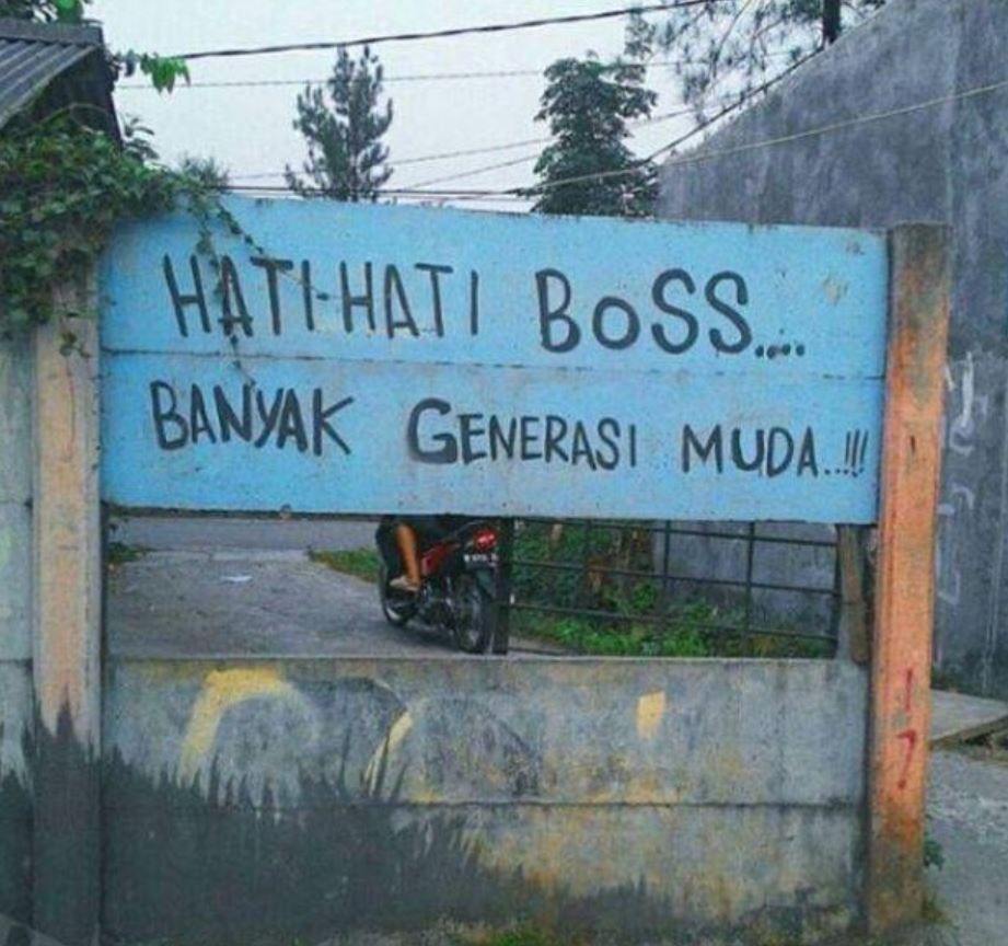 Peringatan harap pelan-pelan absurd © berbagai sumber