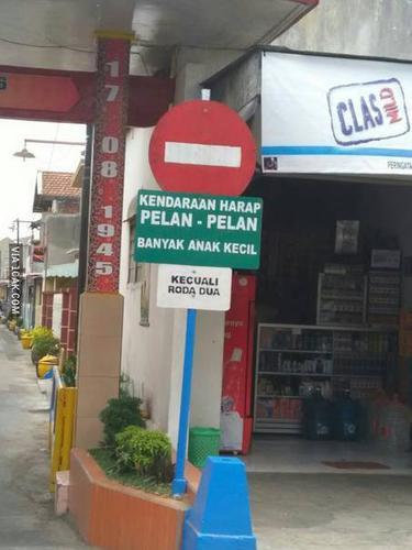 Peringatan harap pelan-pelan absurd © berbagai sumber