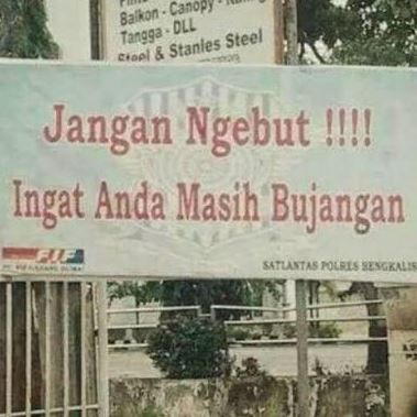 Peringatan harap pelan-pelan absurd © berbagai sumber