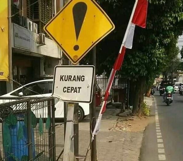 Peringatan harap pelan-pelan absurd © berbagai sumber