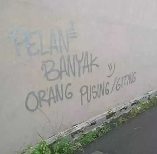 Peringatan harap pelan-pelan absurd © berbagai sumber