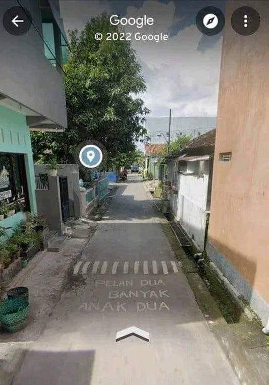 Peringatan harap pelan-pelan absurd © berbagai sumber