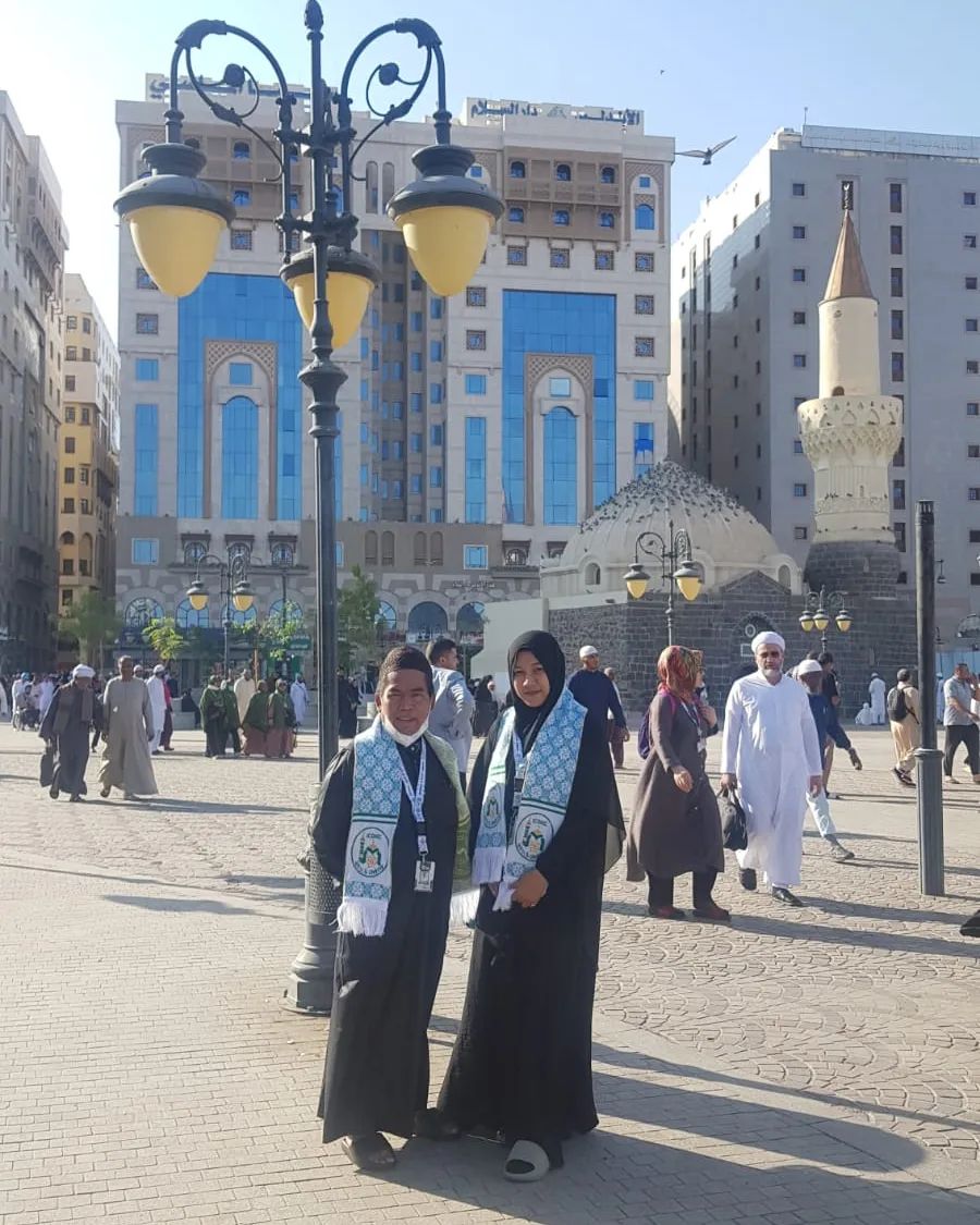 momen bopak castello dan istri umroh © instagram