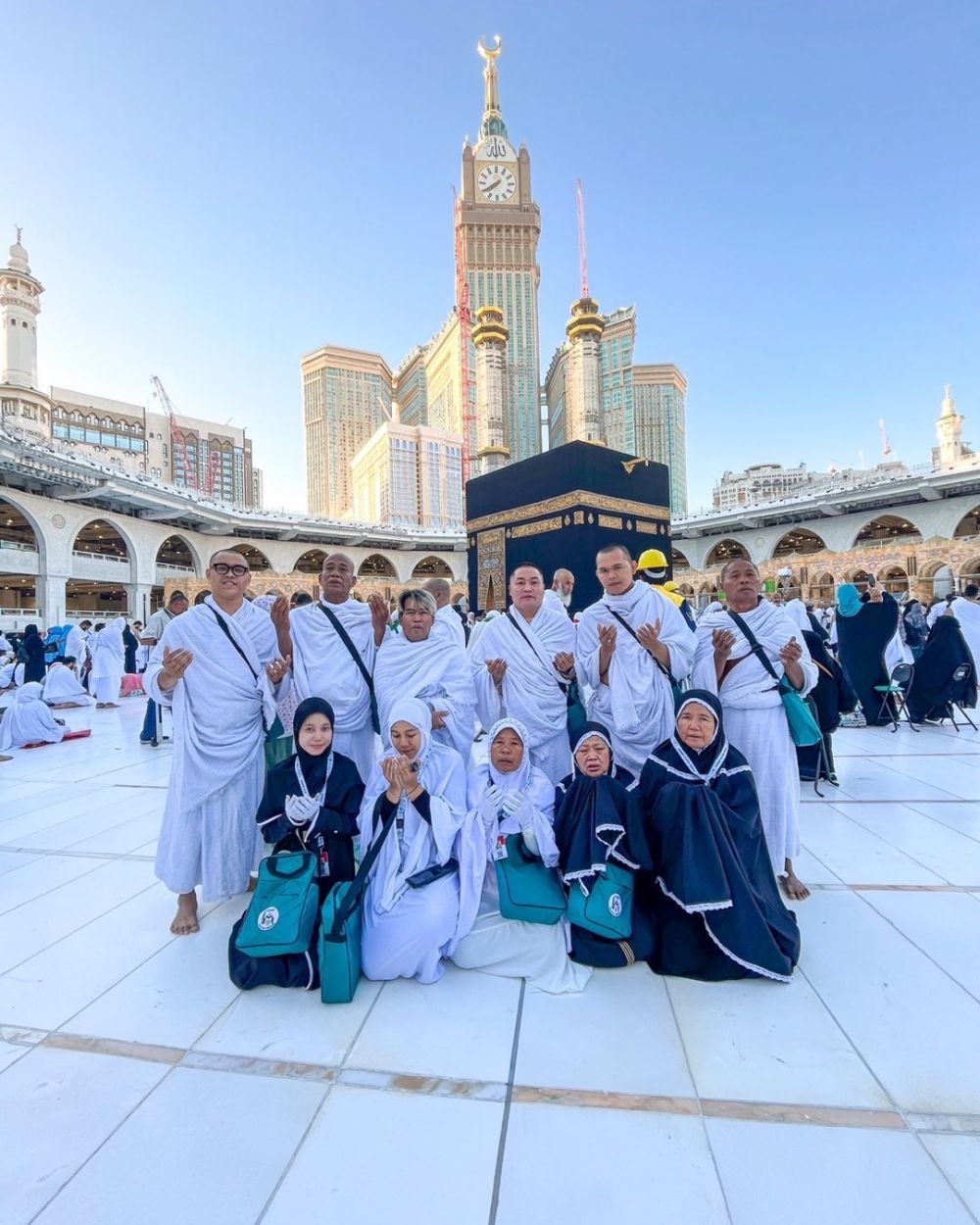 momen bopak castello dan istri umroh © instagram