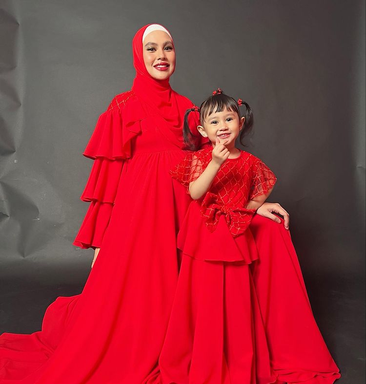 10 Potret kompak Kartika Putri bareng anak pertamanya, gaya Khalisa persis ibunya