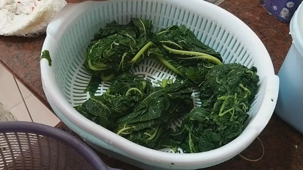 Cara menyimpan daun pepaya dan daun singkong rebus, awet hingga sebulan