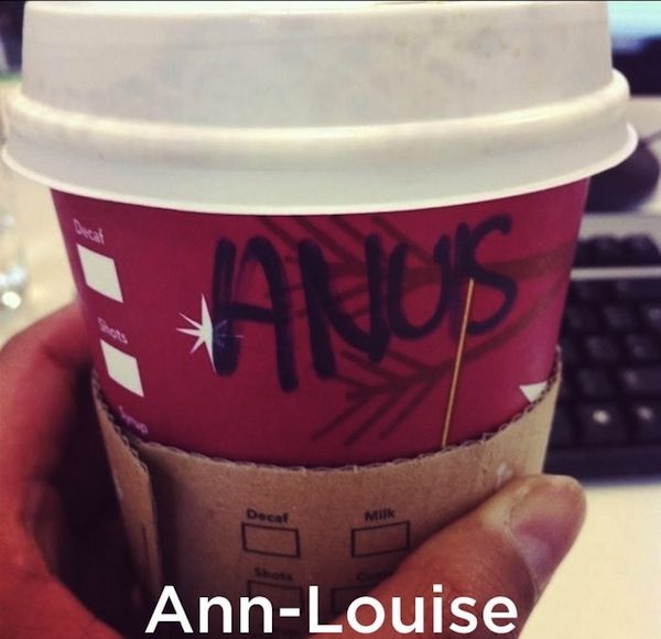 Tulisan nama di gelas nyeleneh © 2022 brilio.net