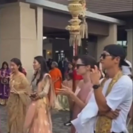 Kini go public, ini 7 momen Song Joong-ki bareng pacar bule saat di Bali