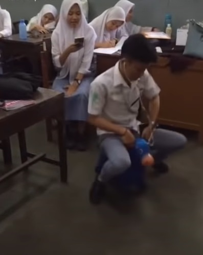 NGAKAK - 11 Tingkah absurd pelajar ketika jam istirahat ini bikin ngelus dada yang lihat © 2022 brilio.net NGAKAK - 11 Tingkah absurd pelajar ketika jam istirahat ini bikin ngelus dada yang lihat © 2022 brilio.net