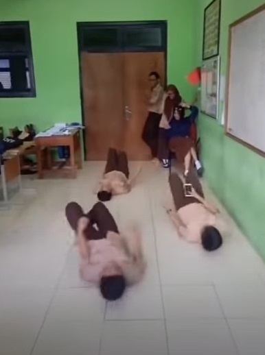 NGAKAK - 11 Tingkah absurd pelajar ketika jam istirahat ini bikin ngelus dada yang lihat © 2022 brilio.net