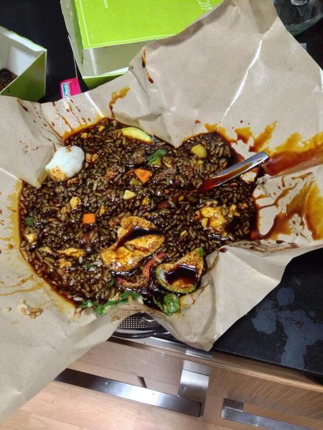 ketumpahan sambal dan kecap © Berbagai Sumber