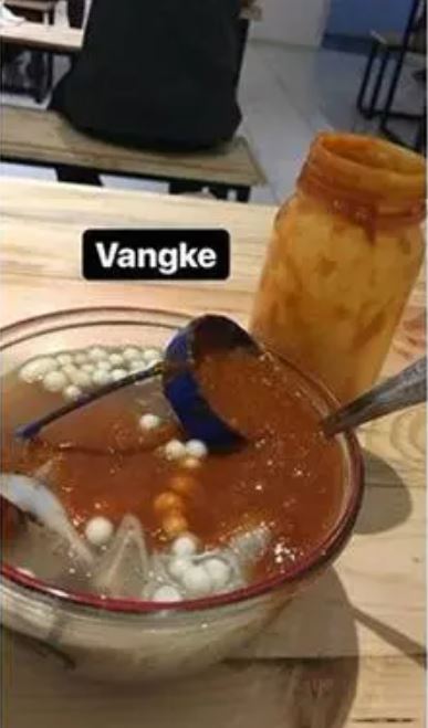 ketumpahan sambal dan kecap © Berbagai Sumber