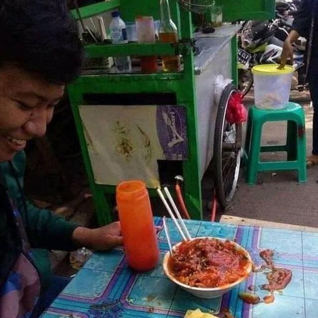 ketumpahan sambal dan kecap © Berbagai Sumber