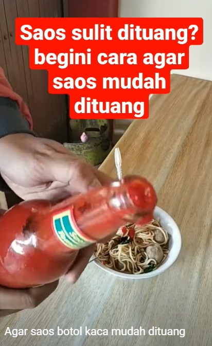 Tak perlu ditambah air, begini trik cepat menuang saus dari botol kaca tanpa berantakan