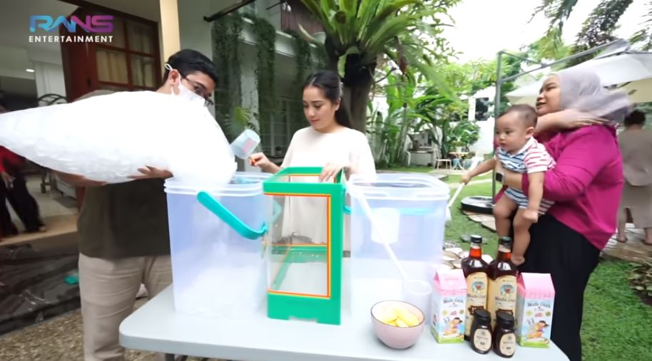 Nagita Slavina dan Rayyanza jualan es © 2022 brilio.net