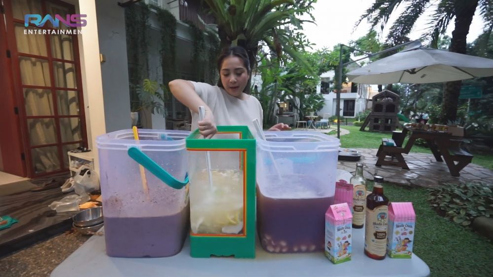 Nagita Slavina dan Rayyanza jualan es © 2022 brilio.net