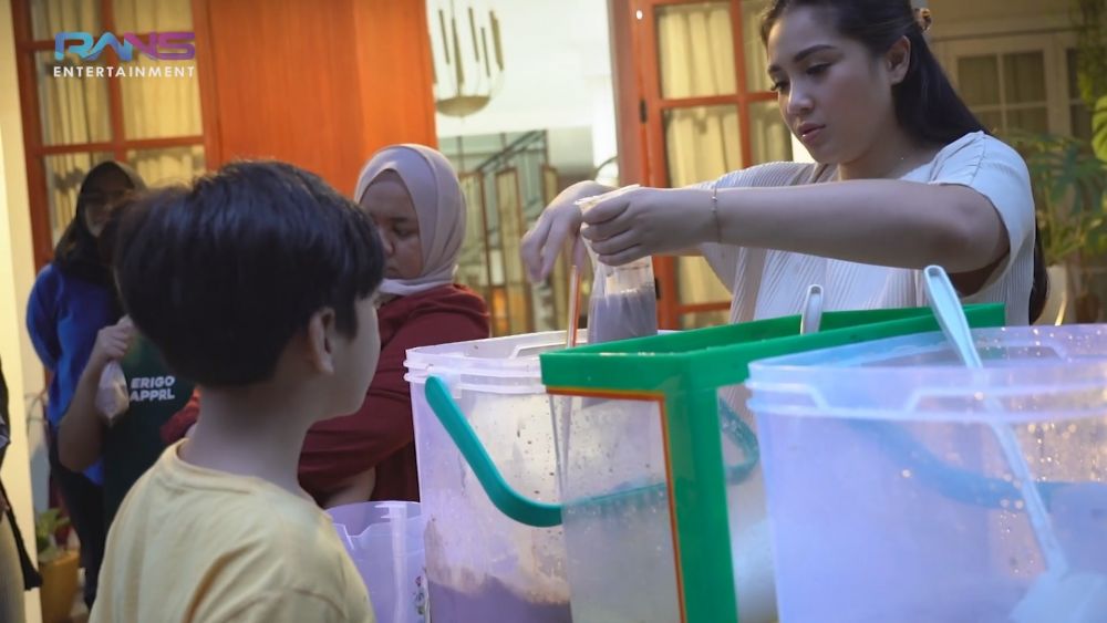 Nagita Slavina dan Rayyanza jualan es © 2022 brilio.net