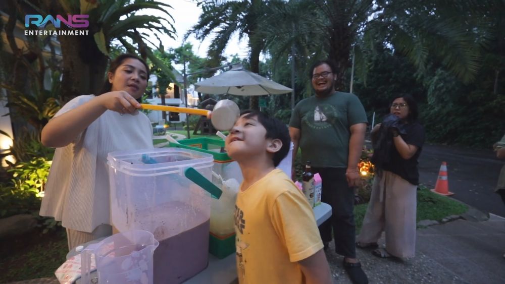 Nagita Slavina dan Rayyanza jualan es © 2022 brilio.net