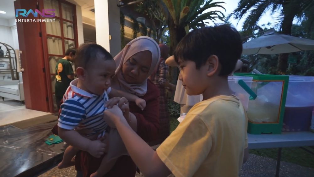 Nagita Slavina dan Rayyanza jualan es © 2022 brilio.net